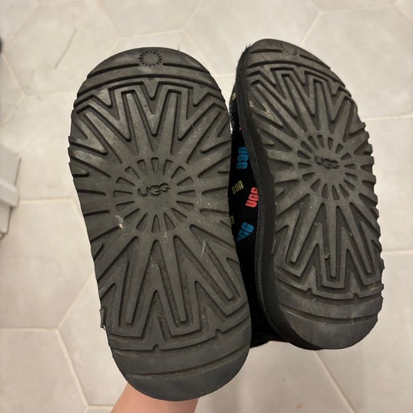 Kids UGG Boots - Picture 2 of 5